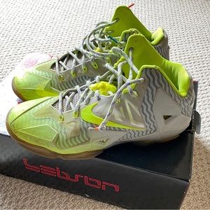 Nike LeBron Maison du LeBron men's 11 wz original box